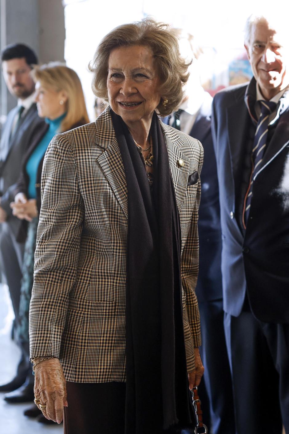 Doña Sofía, durante la visita al Banco de Alimentos de Valencia