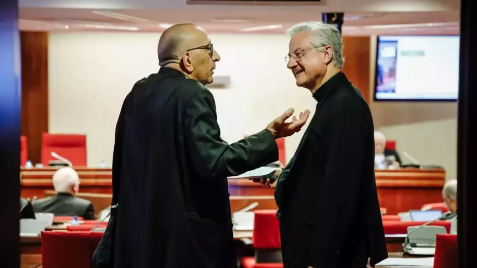 El cardenal Juan José Omella, a la izquierda, habla con el obispo de Urgell, Joan Enric Vives, en una imagen de archivo.