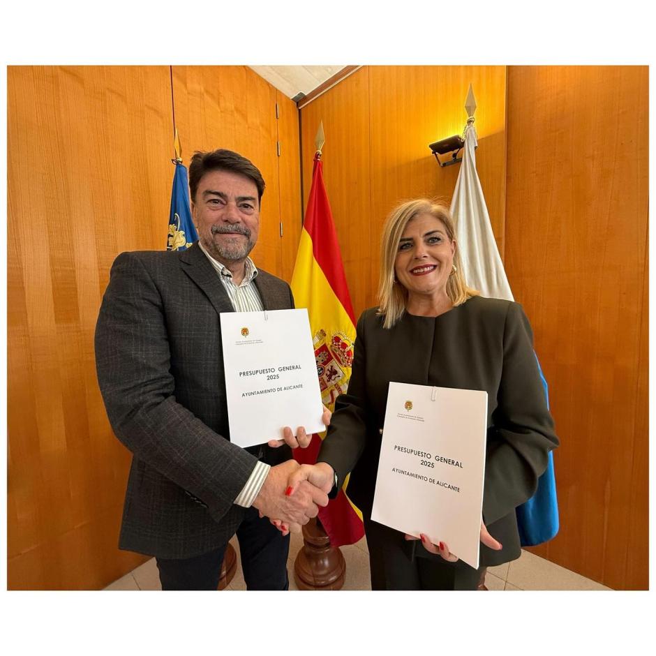 Luis Barcala junto a Carmen Robledillo, portavoz de Vox
