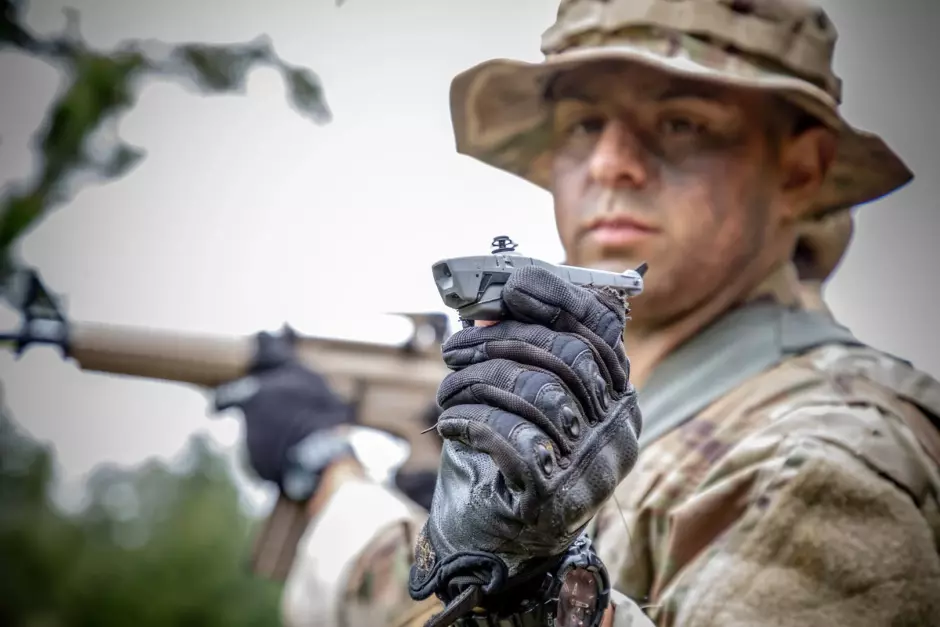Un militar muestra un micro-UAV Black Hornet 3