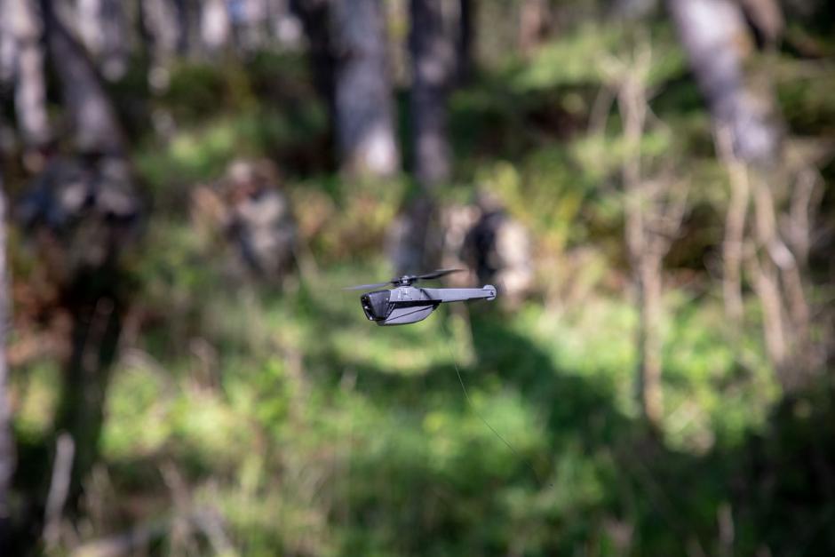 Un micro-UAV Black Hornet 3 en vuelo