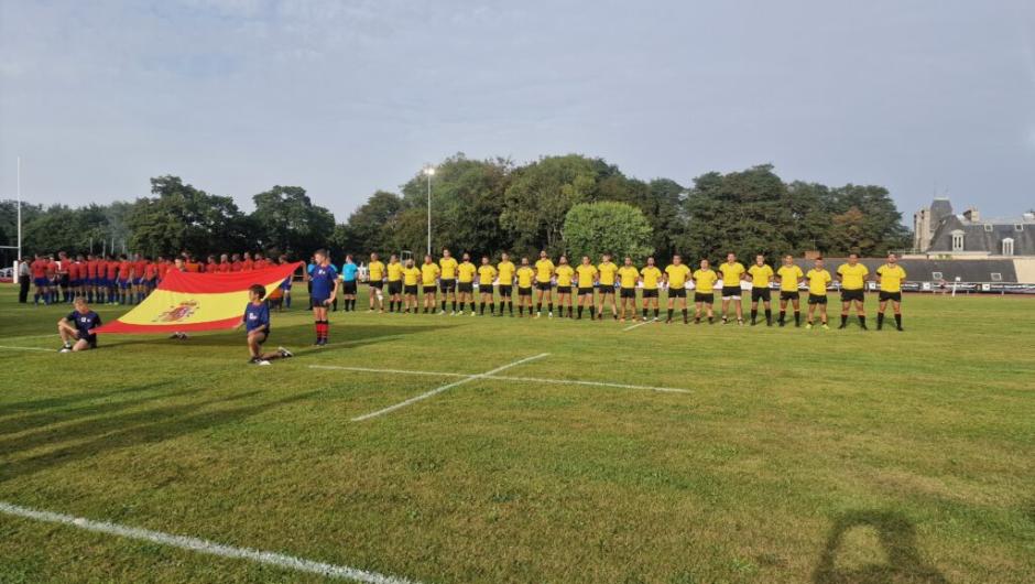 La selección militar de rugby exhibe la bandera española antes del encuentro con Países Bajos en el Mundial de Francia, en 2023