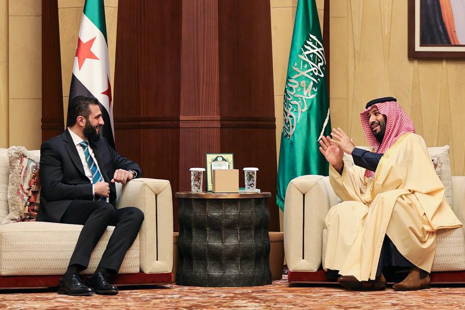 Mohamed bin Salmán, príncipe heredero de Arabia Saudí, conversa con al presidente interino de Siria Ahmed al Sharaa