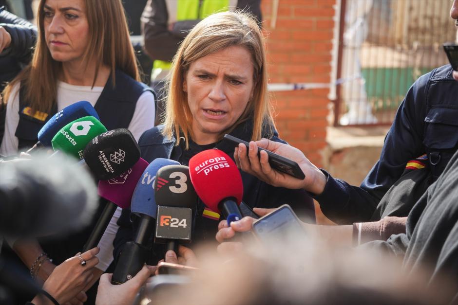 (Foto de ARCHIVO)
El presidente del Gobierno, Pedro Sánchez, durante su visita a una zona afectada por la DANA, a 3 de noviembre de 2024, en Paiporta, Valencia, Comunidad Valenciana (España). Los Reyes han visitado, junto al presidente del Gobierno y presidente de la Generalitat valenciana, algunas de las zonas afectadas por la DANA, que el pasado 29 de octubre arrasó la provincia de Valencia y que deja ya una cifra de más de 210 fallecidos.

Carlos Luján / Europa Press
03/11/2024