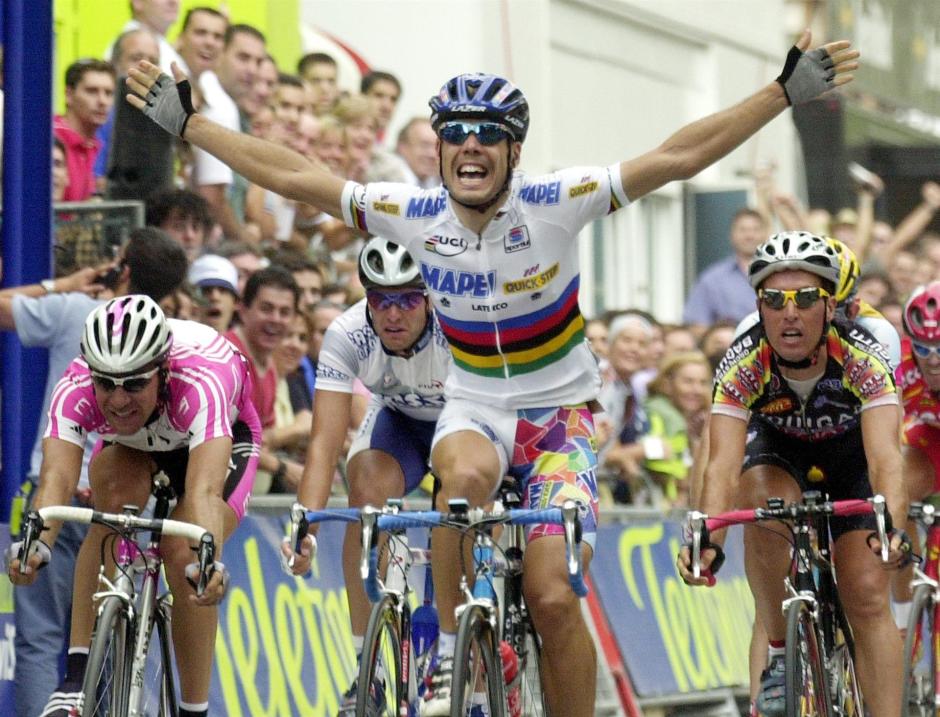 Óscar Freire, con el maillot de campeón del mundo, se impone en una etapa de La Vuelta a España del año 2000