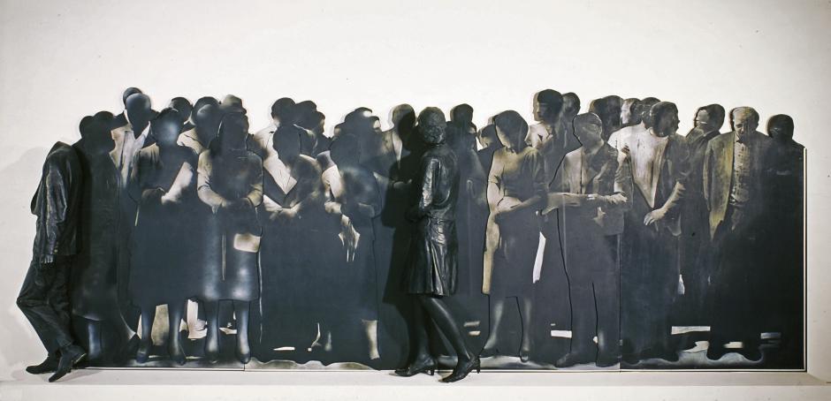 El CentroCentro, en el Palacio de Cibeles de Madrid, ya es una de las salas de exposiciones de referencia de la milla de oro del arte de la capital. Con la exposición Rafael Canogar. [I]Realidades [Obras 1949-2024], abierta el 30 de enero, vuelve a demostrar que su apuesta por la oferta expositiva de primer nivel es firme y comprometida. La muestra propone una mirada a la trayectoria del artista toledano Rafael Canogar con pinturas, collages y relieves escultóricos.