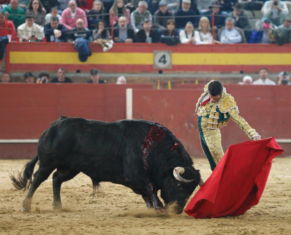 Emilio de Justo, con el último de su lote, al que cortó las dos orejas