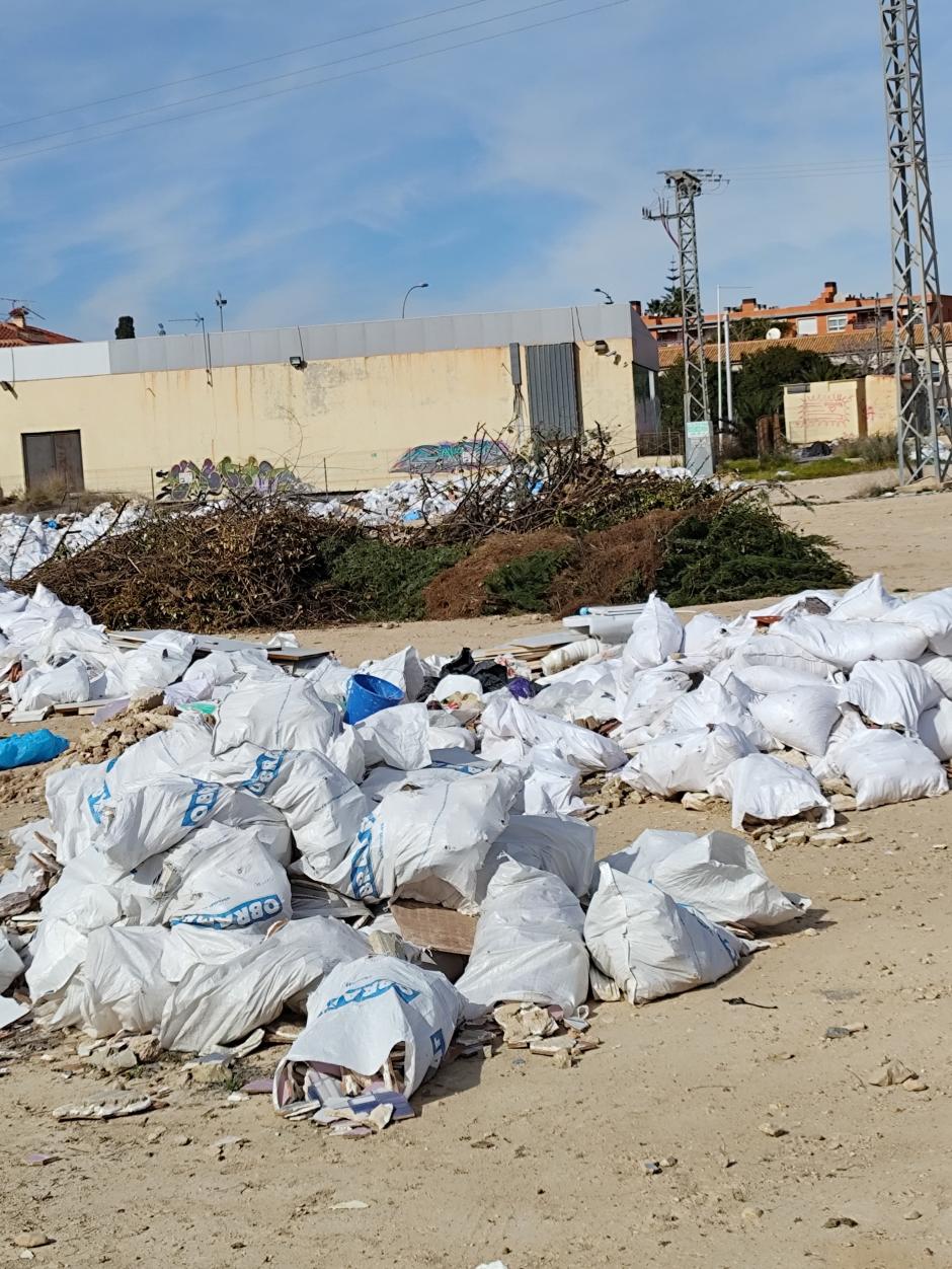 Escombros y restos de poda a escasos metros del monasterio