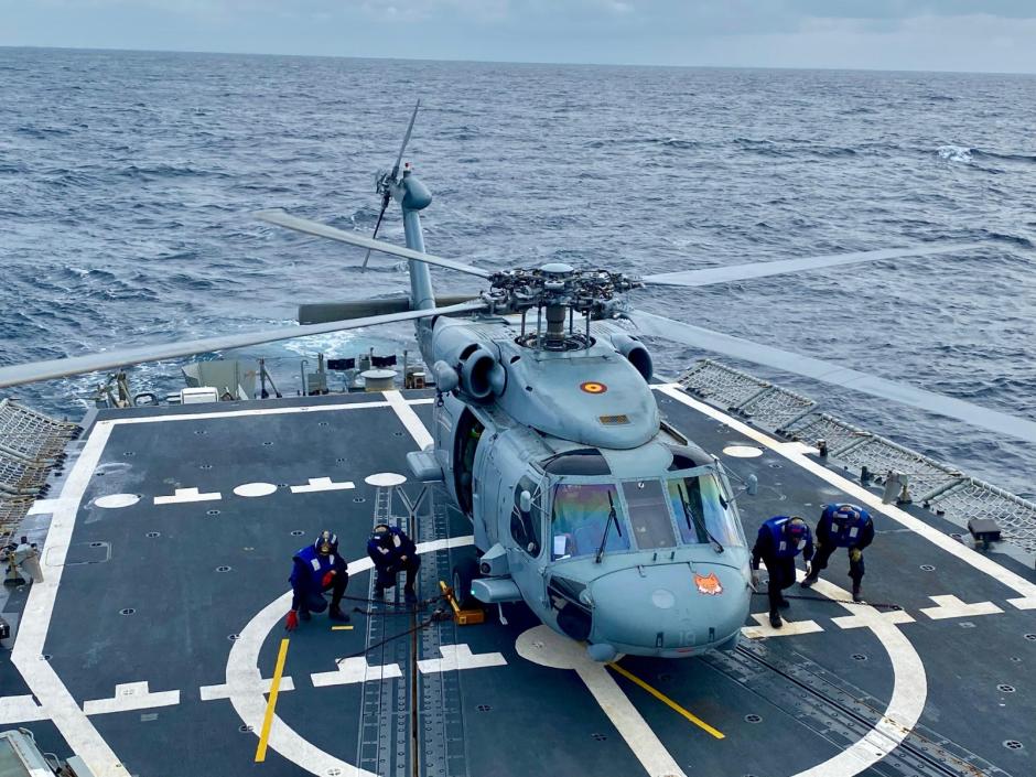 Un helicóptero en la cubierta de la fragata Navarra, en el estrecho de Gibraltar