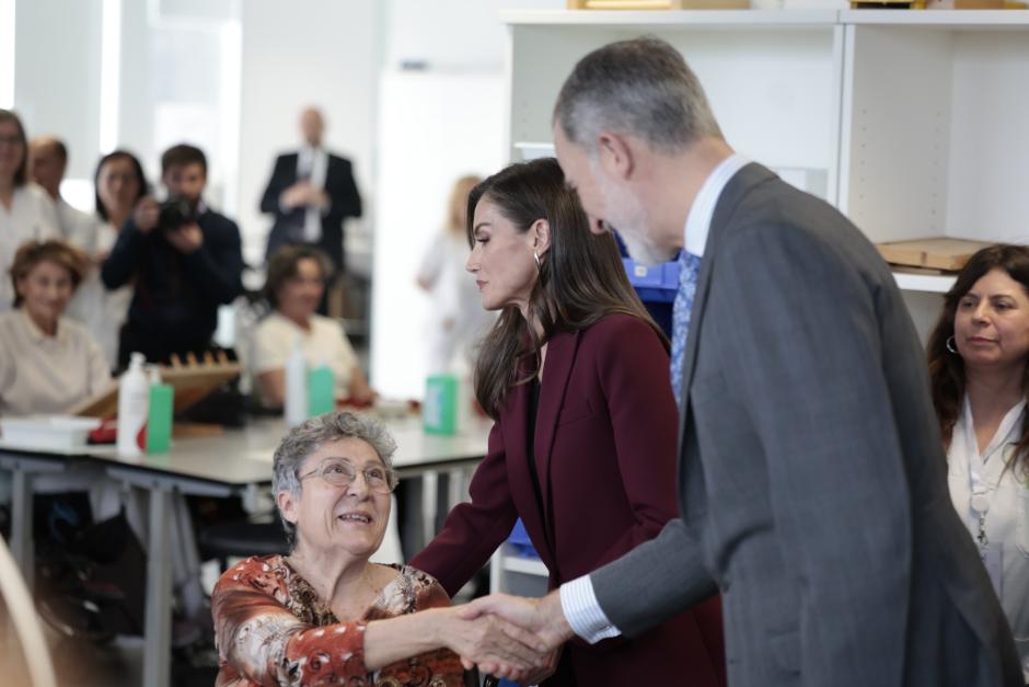 Los Reyes saludan a una señora que recibe tratamiento en el Hospital de Parapléjicos