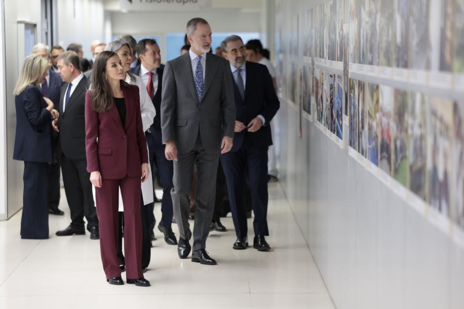 Los Reyes contemplan una exposición de fotos en el Hospital Nacional de Parapléjicos de Toledo