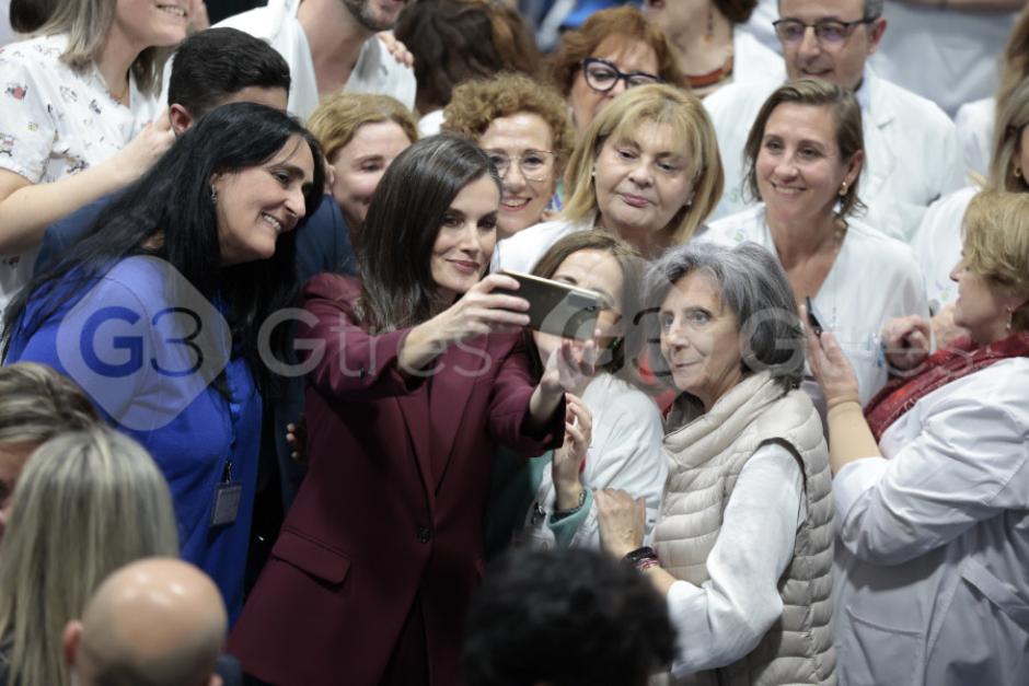 Doña Letizia se hace un selfie con profesionales del Hospital de Parapléjicos