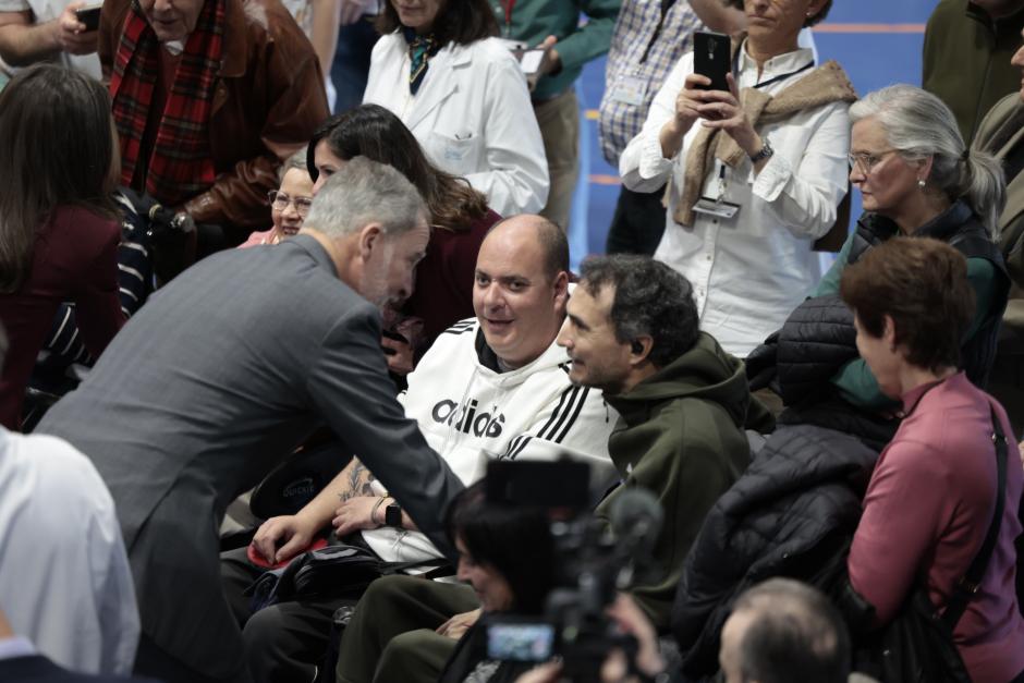 Don Felipe conversa con pacientes del hospital