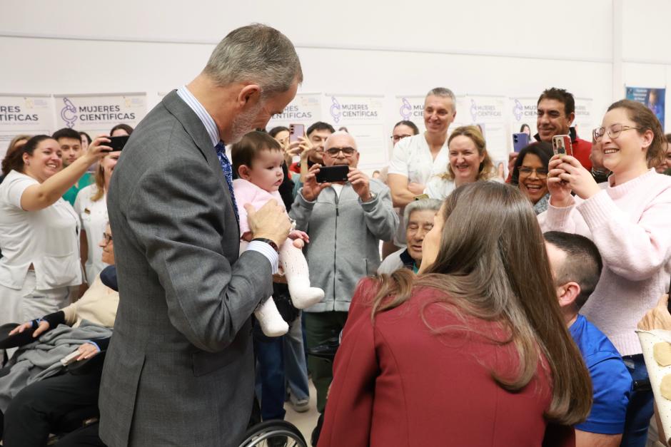 Don Felipe sostiene a un bebé durante la visita