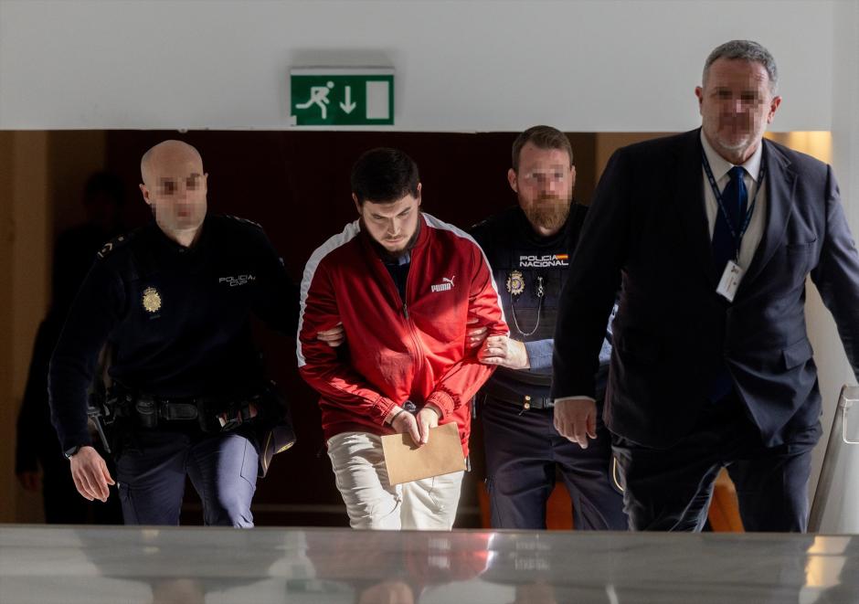 El terrorista, esposado por los pasillos del Congreso de los Diputados