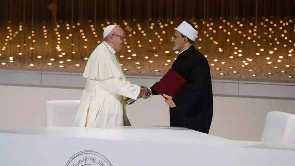 El Papa Francisco y el imán Al-Tayeb en Abu Dabi firmaron el documento sobre fraternidad humana, el 4 de febrero de 2019. Esta imagen es el símbolo del diálogo entre religiones por la paz mundial y la convivencia común. Fue el segundo viaje del Pontífice ese año, ya que el primero fue a Panamá para la JMJ que se celebró en enero de ese año. Tras esto, Francisco visitó Marruecos, Bulgaria, Macedonia del Norte, Rumanía, Mozambique, Madagascar y Mauricio, Tailandia y Japón. Además, en 2019 publicó la exhortación apostólica Christus vivit, dirigida a los jóvenes y a todo el Pueblo de Dios tras el Sínodo de la Amazonia