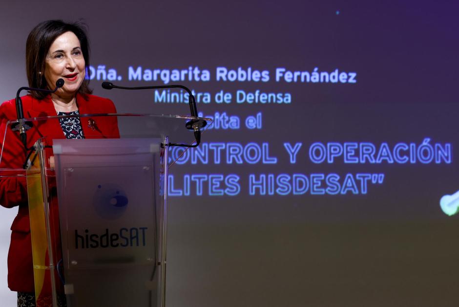 La ministra de Defensa, Margarita Robles, en su visita este viernes a las las instalaciones de Hisdesat Centro de Control de Satélites