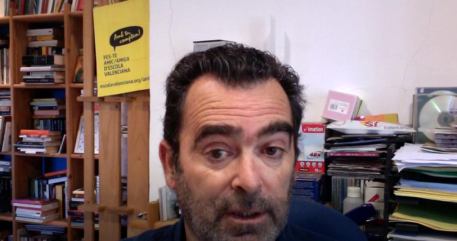Voro Gómez Roselló, delante de un cartel de Escola Valenciana