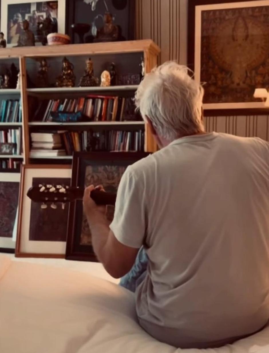 Richard Gere, tocando la guitarra