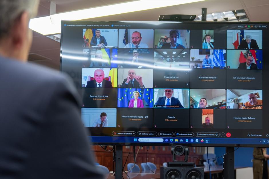 El lider del PP, Alberto Núñez Feijóo, se conecta a a una videoconferencia con líderes del PPE