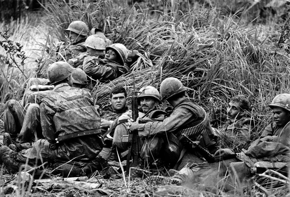 Marines de los Estados Unidos descansan durante una misión al sur de Da Nang