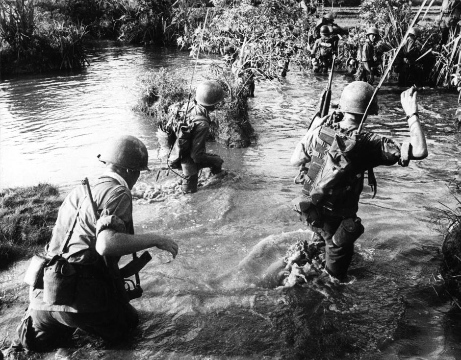Tropas de Vietnam del Sur cruzando un pantano persiguiendo a guerrilleros del Vietcong en el área de An Ninh