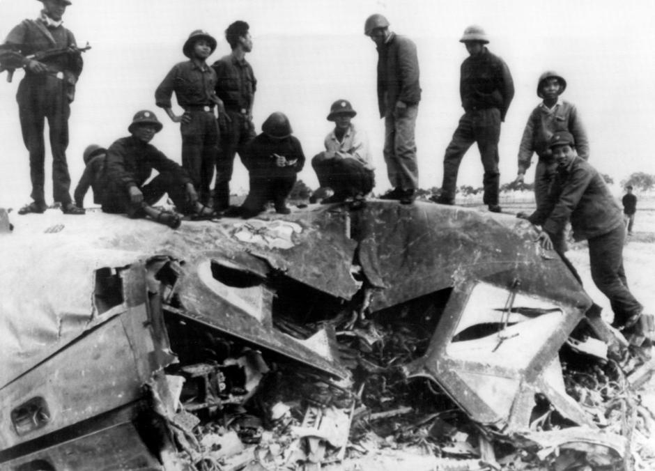 Soldados nordvietnamitas subidos en los restos de un B-52 derribado por la artillería antiaérea comunista