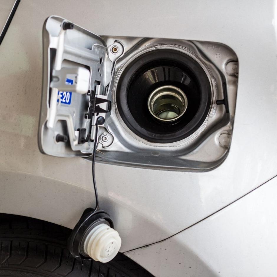En la tapa del depósito suele aparecen el combustible recomendado