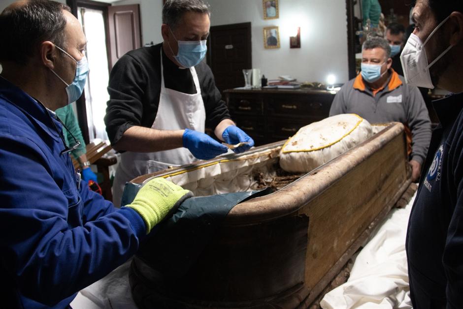 Los operarios comprueban los restos de Ismael de Tomelloso