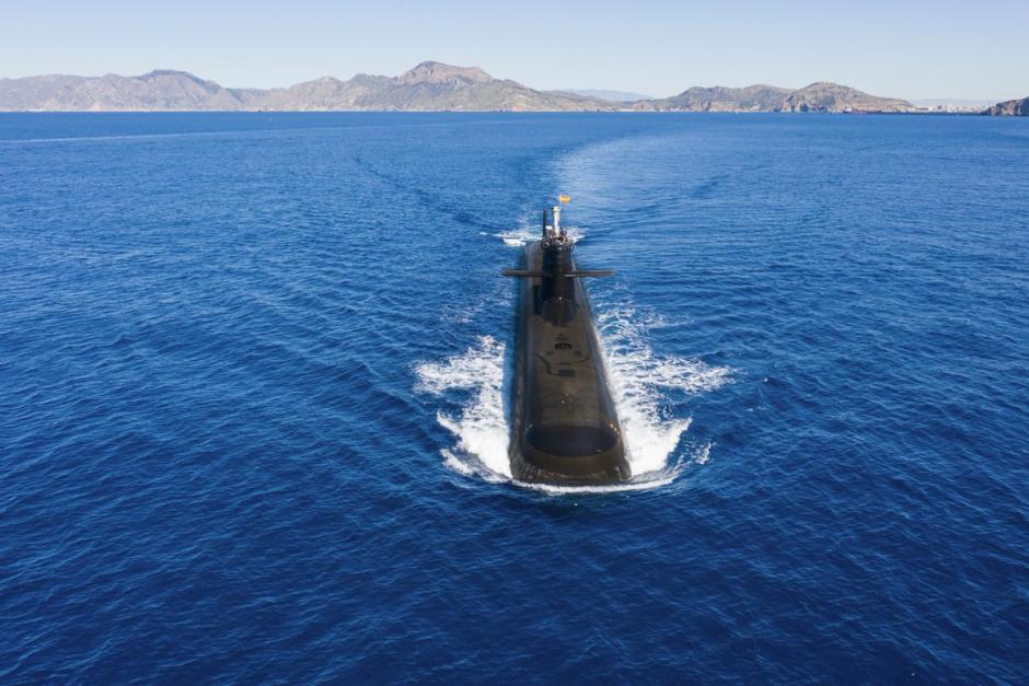 El submarino S-81 Isaac Peral de la Armada española, en plena navegación