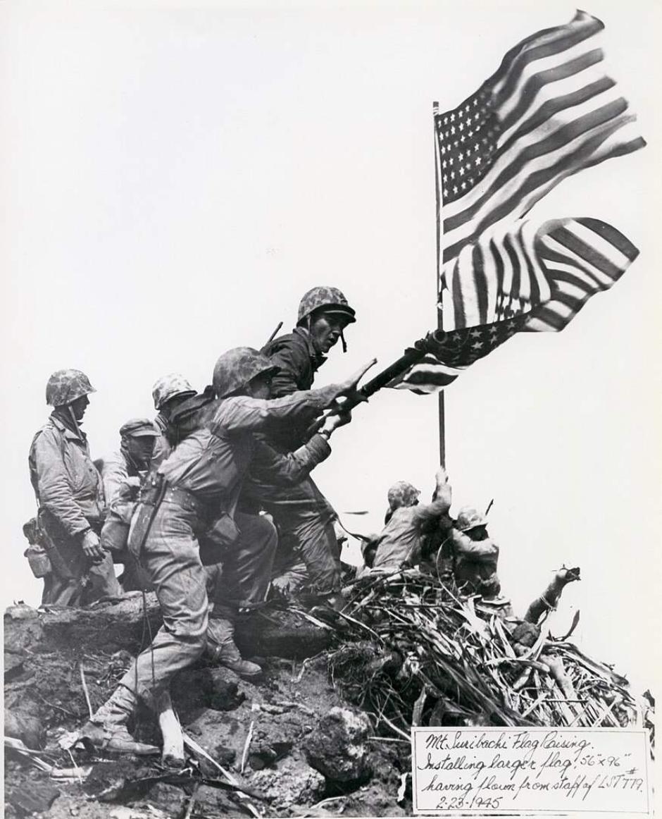Bob Campbell, otro fotógrafo presente en la cumbre del Suribachi, pudo encontrar un ángulo que le permitiera fotografiar el momento en que se intercambiaban las dos banderas