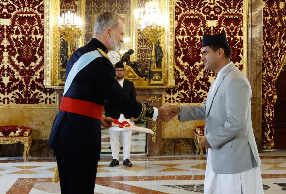 El embajador de Nepal entrega sus cartas al Rey