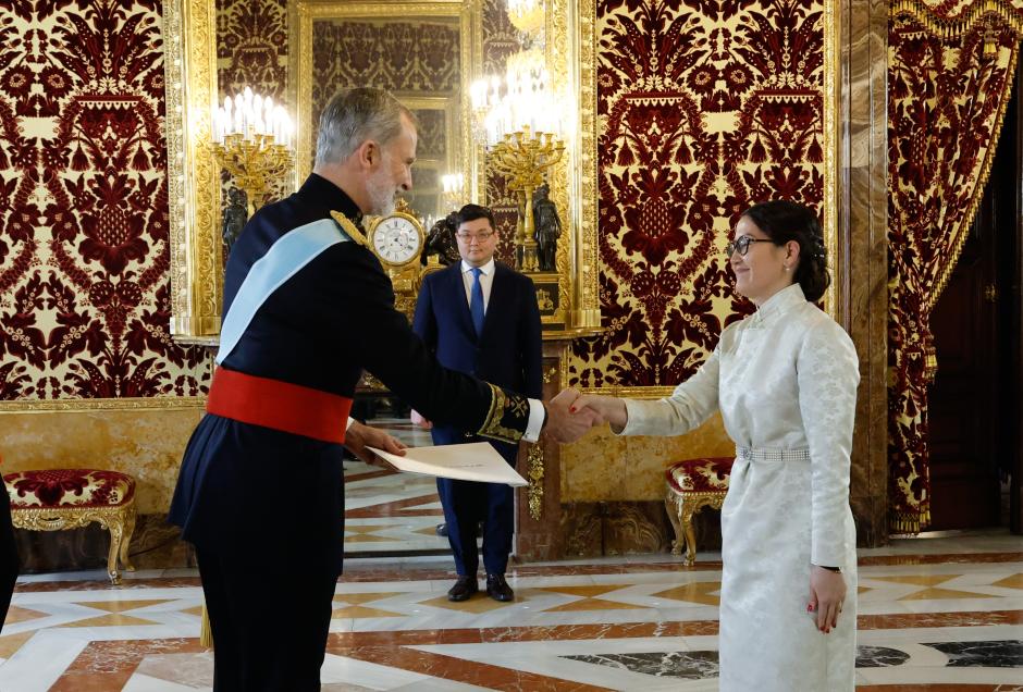 La embajadora de Mongolia presenta credenciales a Don Felipe
