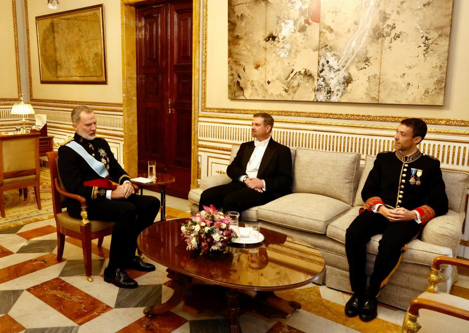 El rey con el embajador de Eslovenia y el subsecretario de Exteriores