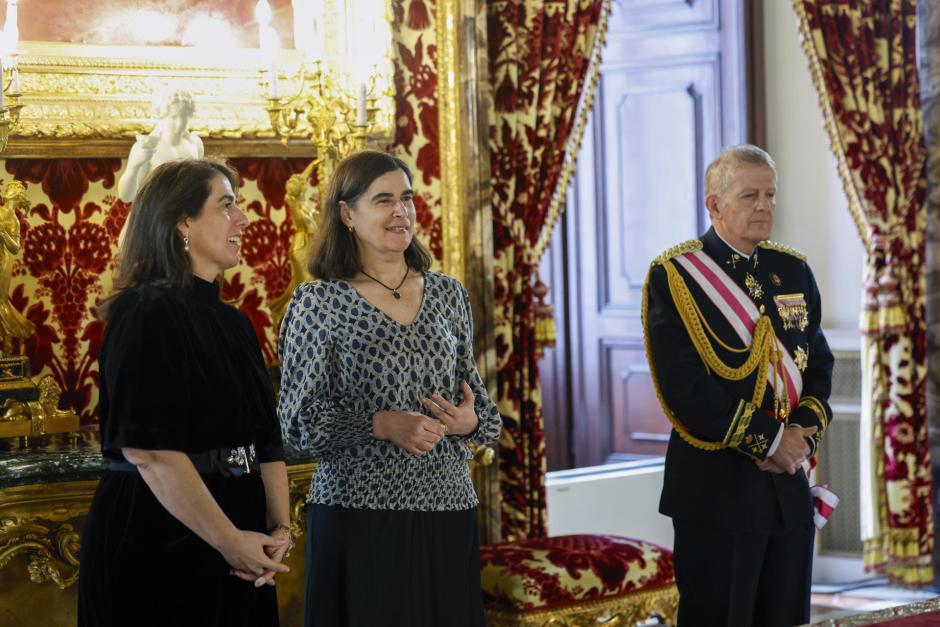 La secretaria general de la Casa del Rey, Mercedes Araújo, y la consejera diplomática, Carmen Castiella, en la entrega de cartas credenciales