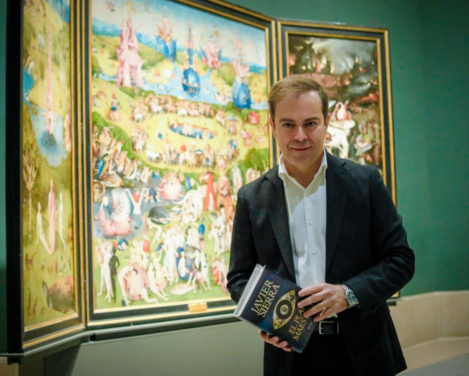 Javier Sierra frente a 'El jardín de las delicias' de El Bosco