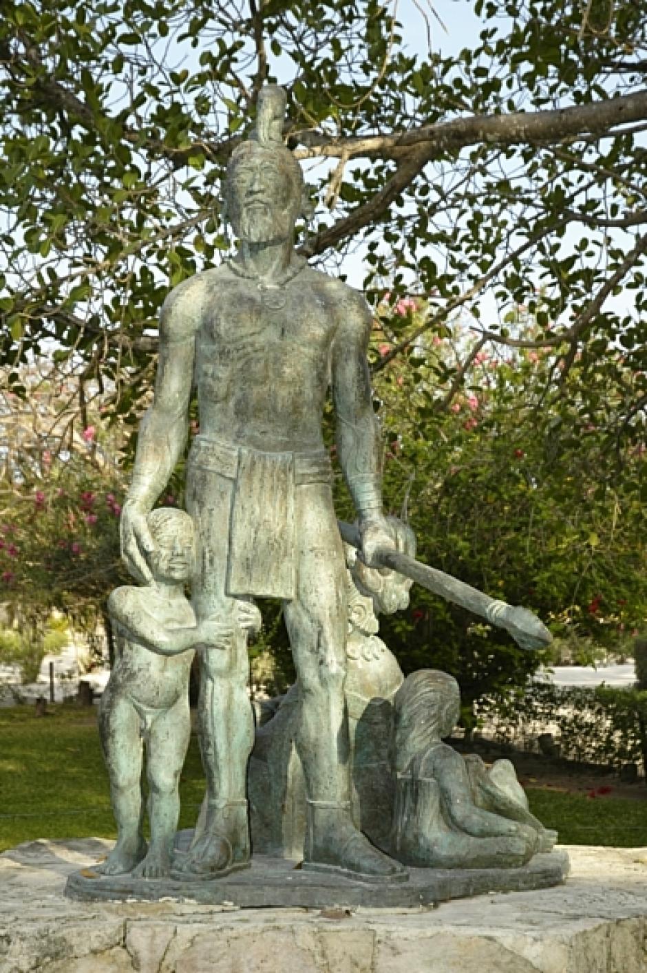 Estatua alusiva a Guerrero y al Mestizaje, hecha por Raúl Ayala Arellano en 1974