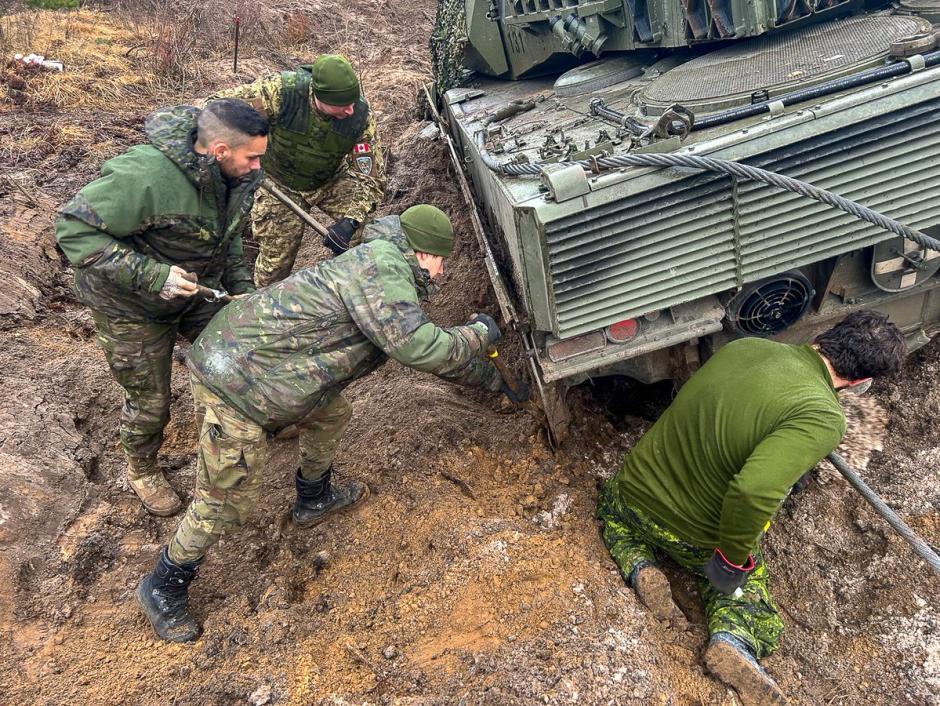 Un momento del duro rescate de un Leopardo 2E en letonia