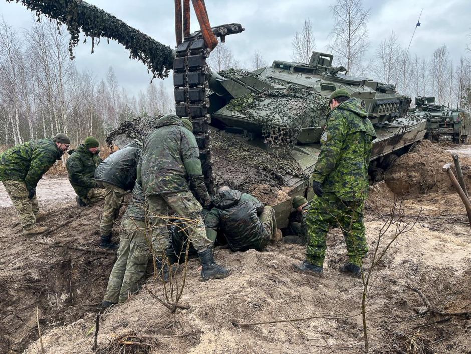 El esforzado trabajo conjunto de españoles y canadienses para sacar un Leopardo 2E del barro en Letonia
