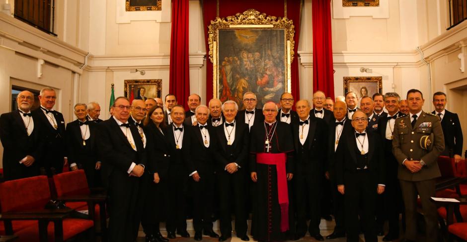 El arzobispo de Sevilla con el resto de miembros de la Real Academia
