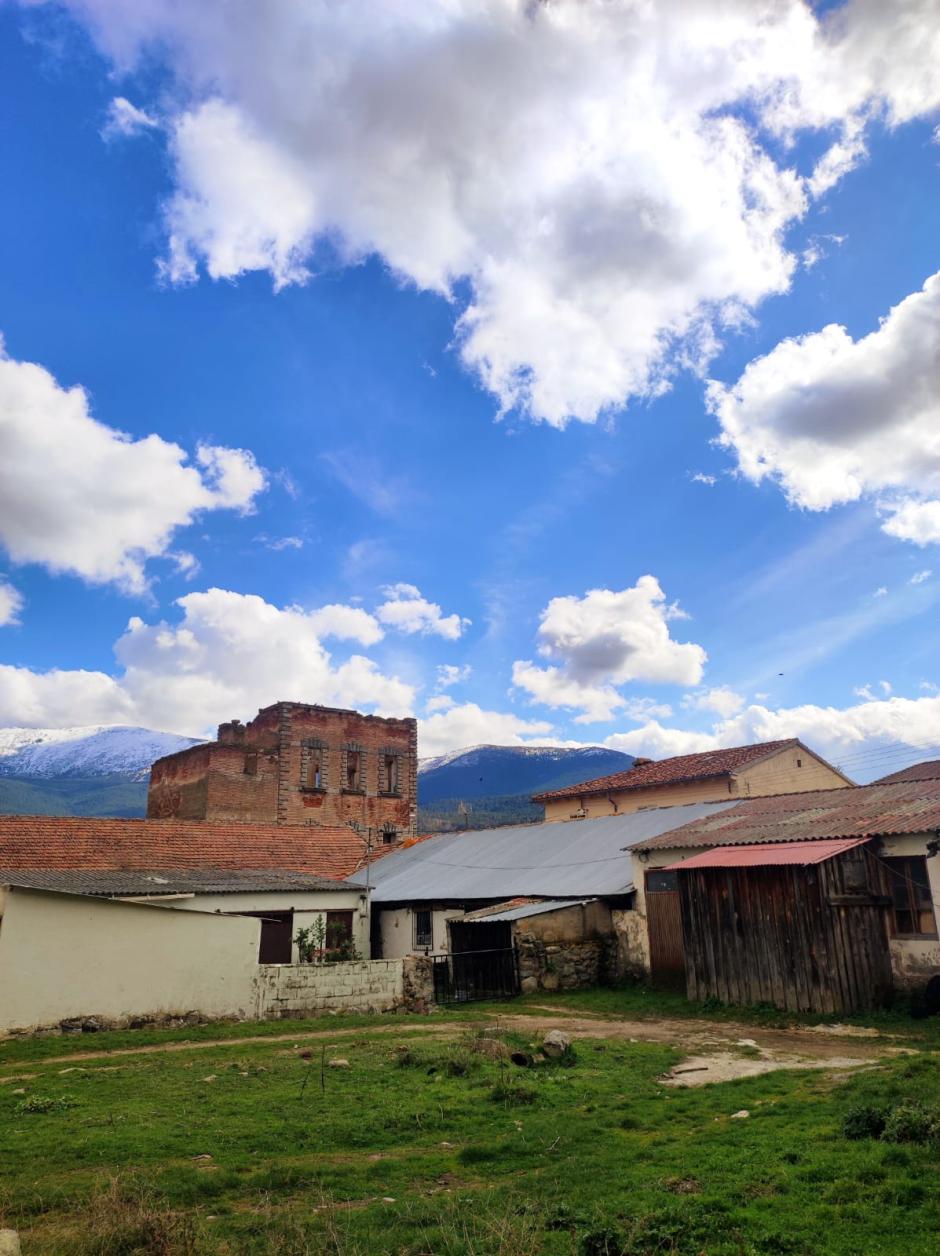 Los restos históricos del palacio de Valsaín presiden el pueblo