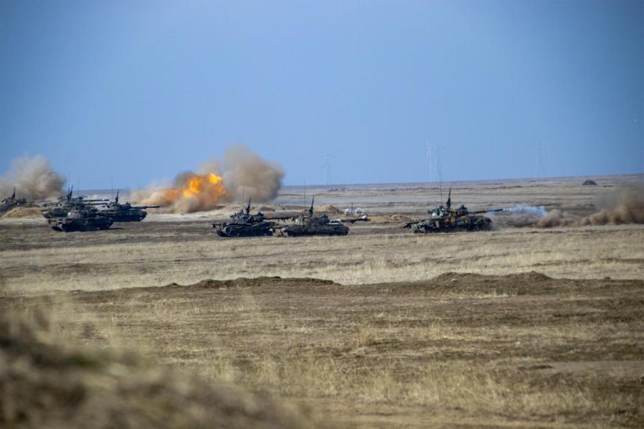 Carros de combate abren fuego durante las maniobras militares Dacia 25