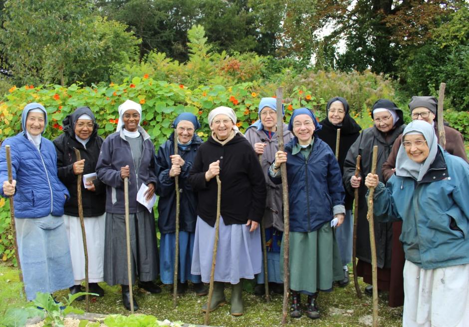 La comunidad intercongregacional de Faremoutiers en su jardín