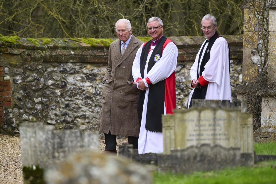 Carlos III, tras asistir al servicio religioso, en Sandringham