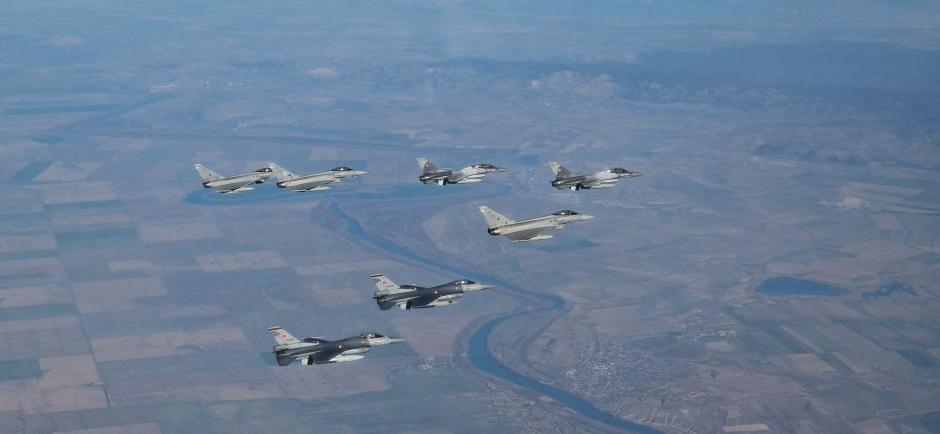 Aviones rumanos, turcos y españoles participantes en una misión aérea de la OTAN en Rumanía