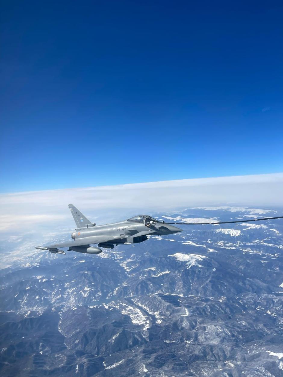 Eurofighter reabasteciendo del A400 del destacamento Paznic en Rumanía