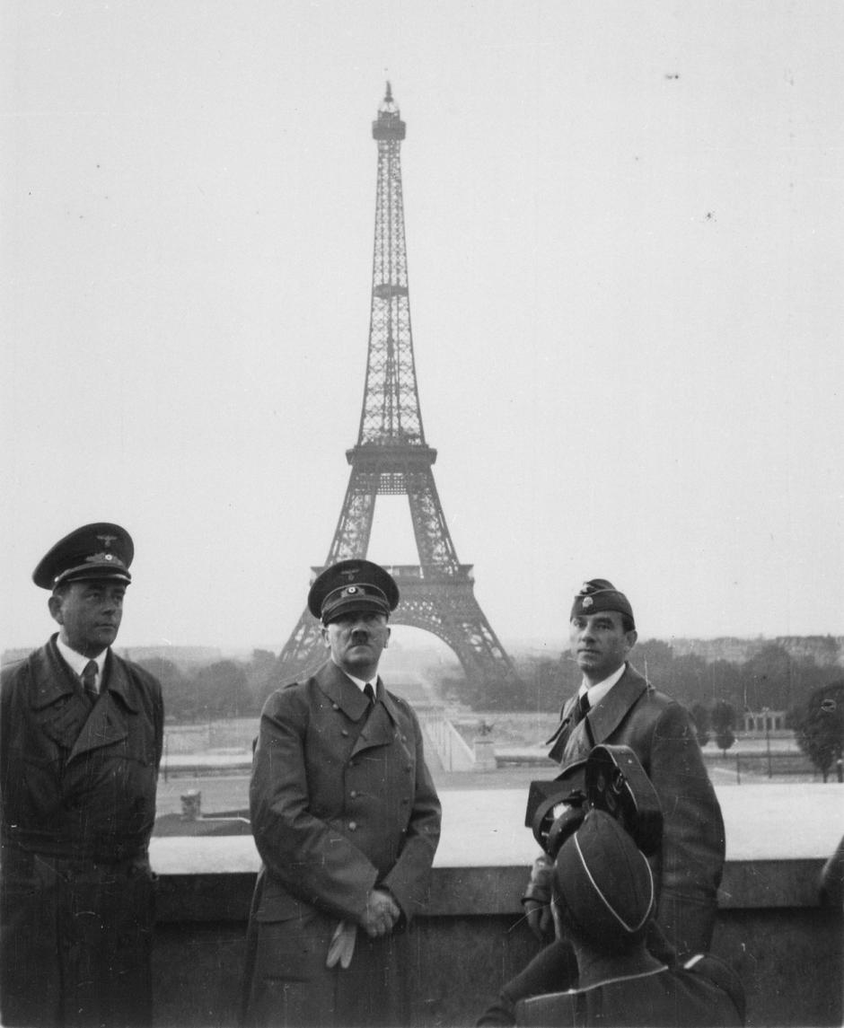 Histórica y simbólica fotografía de Adolf Hitler junto a Albert Speer y Arno Breker en junio de 1940