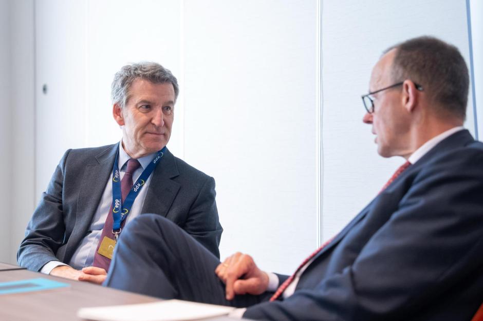 El presidente del PP, Alberto Núñez Feijóo, con el próximo canciller de Alemania, Friedrich Merz