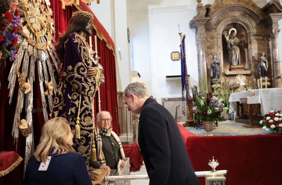 El Rey se acerca al Cristo de Medinaceli para besarle el pie