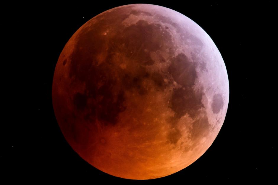 Vista de la superluna durante un eclipse total en Hungría en 2019